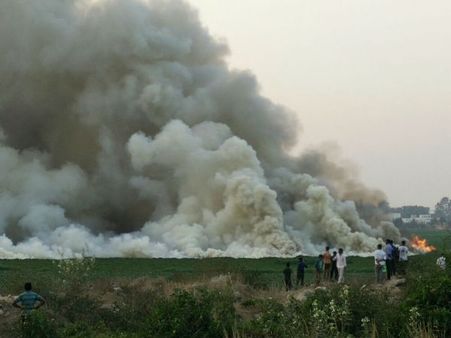 Bellandur lake catches fire yet again, nearby residents complain of toxic smoke