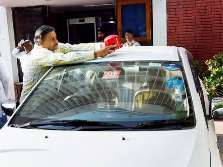 Ministers defy blanket ban on red beacon; use hooters, siren