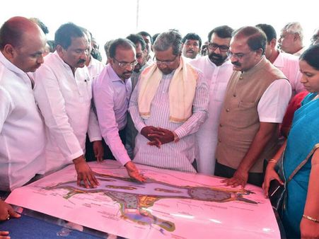 Siddaramaiah visits Bellandur Lake, inspects cleaning process