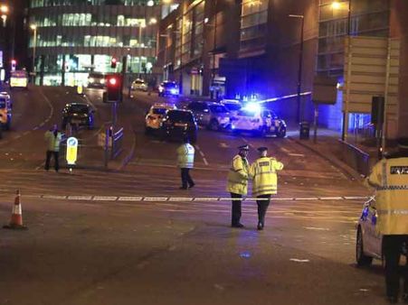 Manchester blast: Muslim man and Jewish woman pray together