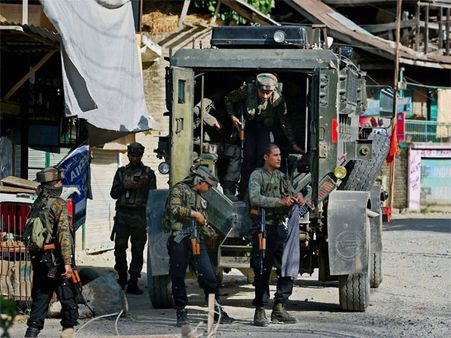 Army personnel allegedly beat up policemen in Kashmir; six injured