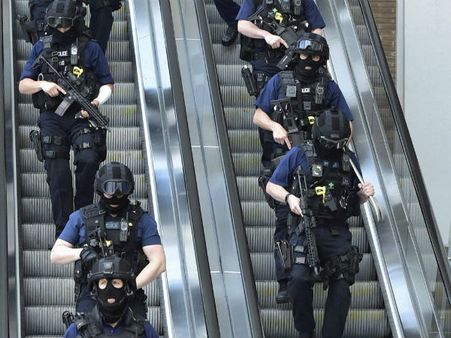 Police shoot, injure attacker outside Paris's Notre-Dame cathedral