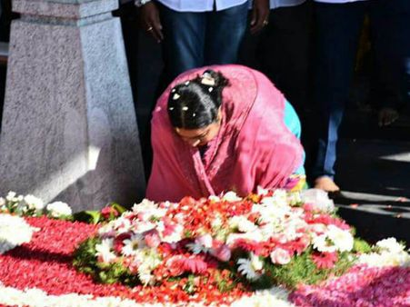 Deepa stakes claim to Jayalalithaa's Poes Garden residence, denied entry