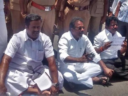 Evicted from TN assembly, DMK MLAs stage 'road roko', court arrest