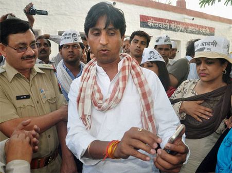 Sack 'backstabber, BJP's friend' Kumar Vishwas, says poster outside AAP office