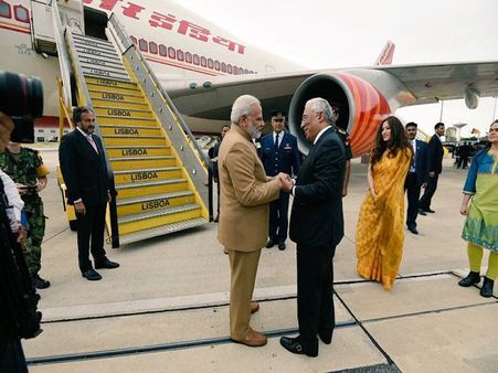 Modi interacts with Indian diaspora before emplaning for Washington