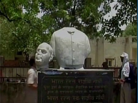 ‘<i>Humari sarkar hai, usey Pak bhej diya gaya</i>’, message below Rajiv Gandhi’s damaged statue