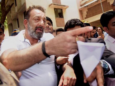 Bombay HC asks Maha Govt to justify Sanjay Dutt's early release
