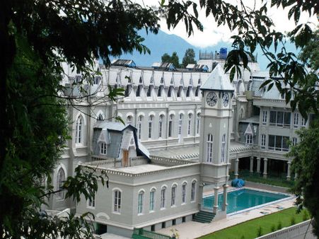 Darjeeling: Caught in indefinite bandh police help evacuate Hill boarding students