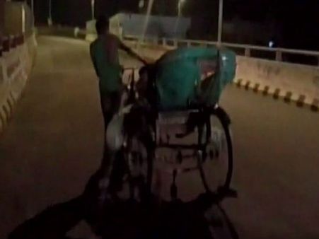 UP: Dead body of man carried on rickshaw in Banda district