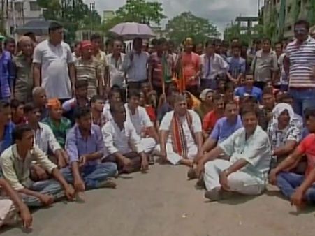BJP workers gherao CM's residence for failing to clear ongoing Tripura blockade
