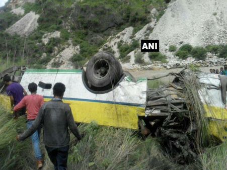 28 killed, 9 injured as bus rolls down gorge in Himachal Pradesh