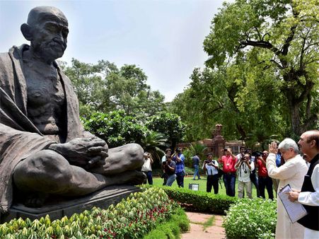 Freedom fighter who ‘saved’ Gandhi's life in 1944, dies