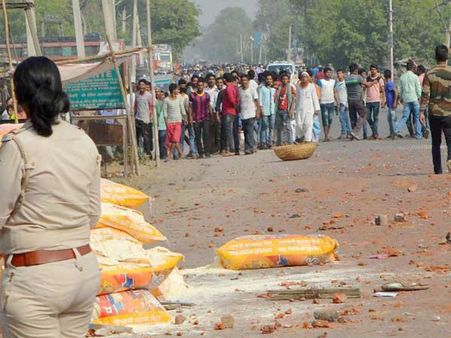 Violent clashes in Gujarat: 2 dead, 5 injured