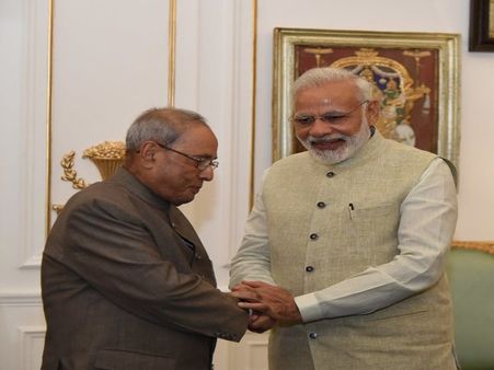 Nitish attends dinner hosted by Modi for President Mukherjee's farewell