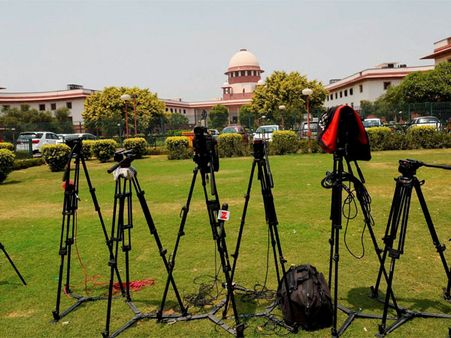 SC seeks Gujarat's reply on plea over re-induction of 2 cops accused in encounter cases