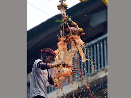 Dahi handi fervour grips Maharashtra, injuries refuse to deter govindas