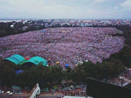 Lalu proves <i>lallu</i>, tweets badly done photoshopped image of anti-BJP rally to flaunt strength