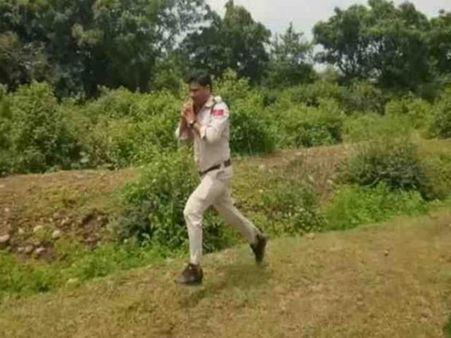 MP cop runs with bomb on shoulder, saves 400 children