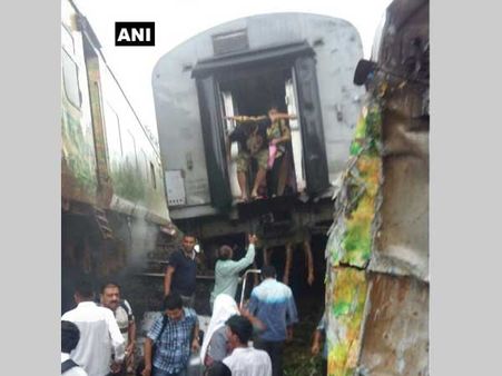 Nagpur Mumbai Duronto Express derails, several train services to Mumbai hit