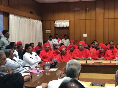 Lingayats seek 'religious minority' status, ask Veerashaivas not to hijack their practices