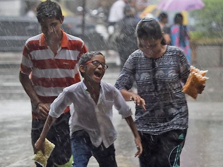 Weather: August 16 forecast, light rains in Mumbai