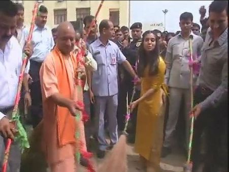 Cleanliness drive or film promotion? Yogi, Akshay’s <i>Swachh Bharat Abhiyan</i> in UP