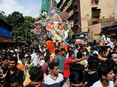 Ganpati visarjan 2017: Religion no bar to bid adieu to Mumbai's favorite God