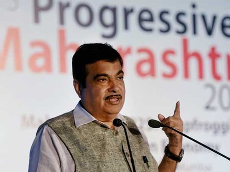 Govt will offer VRS to non-performing officers: Gadkari
