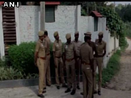 TN police surrounds Dinakaran loyalists staying in Coorg resort