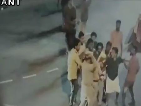 SFI members attack police in Kerala