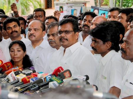 Dinakaran-faction moves Madras HC seeking floor test in Tamil Nadu assembly