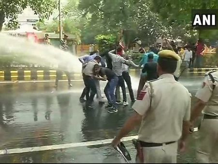 Water canons used on protesters during BJP's Jan Rakhsa Yatra in Delhi