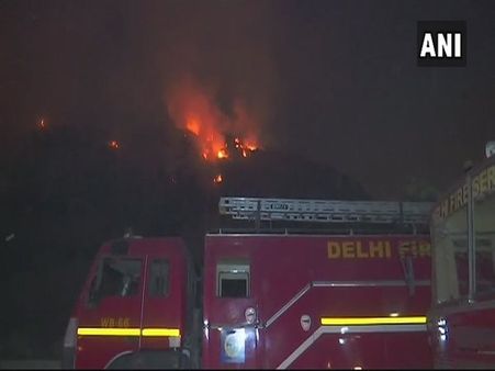 Fire breaks out at Ghazipur landfill in Delhi