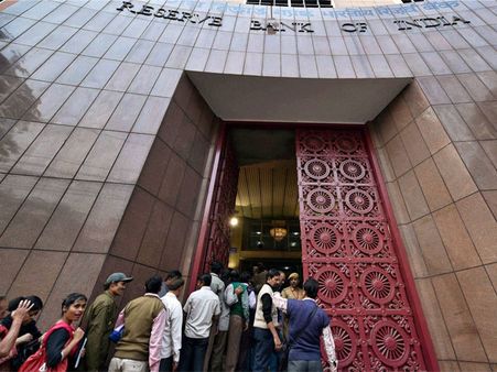 Monetary Policy minutes suggest RBI to tread cautious path