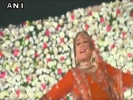 Mulayam's daughter-in-law does a Deepika Padukone, dances to <i>Ghoomar</i> song