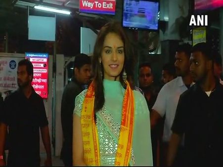 Manushi Chhillar seeks divine blessings, visits Mumbai's Siddhivinayak temple