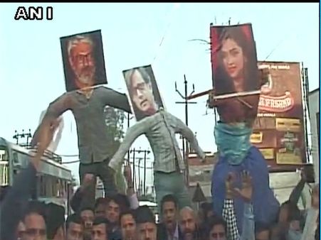 <i>Padmavati</i>: UP group announces Rs 1 crore for ‘burning Deepika alive’