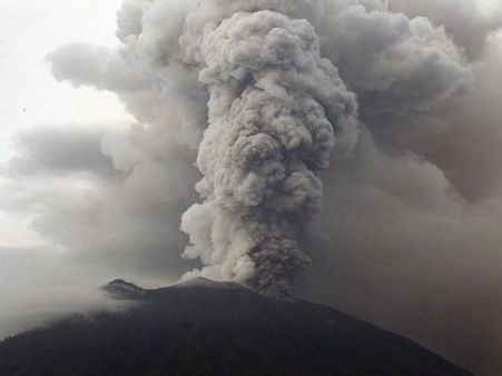 Hawaii volcano: 21 homes destroyed, lava spews over 200 feet in air