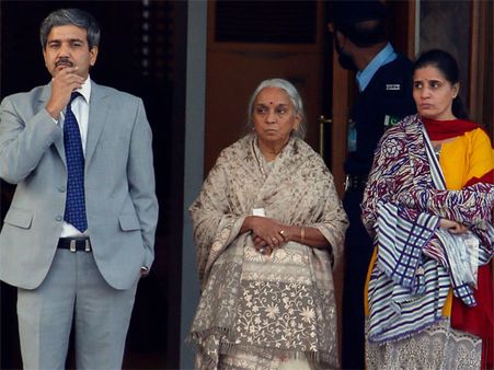 BJP leader sends footwear online to Pakistan high commission