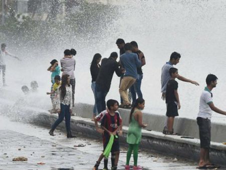 Mumbai heaves sigh of relief as Ockhi leaves megapolis undamaged