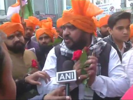 Padmaavat row: Karni Sena does 'Gandhigiri' in Lucknow