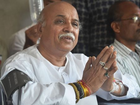 Hardik Patel, Congress leader Modhwadia meet Pravin Togadia in Ahmedabad hospital