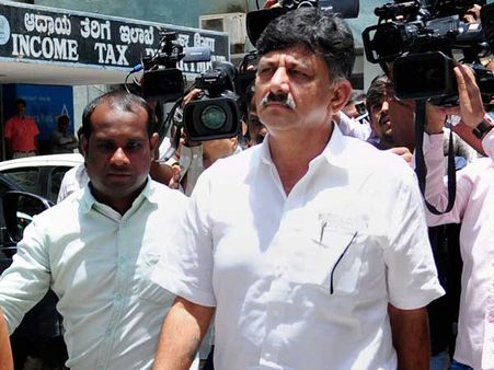 Karnataka Minister DK Shivakumar once again loses cool with selfie-seeker