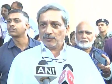 Manohar Parrikar launches 20 bike ambulances in Goa