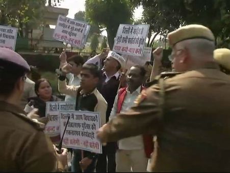 Delhi: AAP workers protest outside HM Rajnath Singh's residence