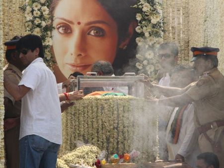 ‘<i>Tum jaisey gae aise bhi jaata nahi koi</i>’, Amitabh Bachchan tweets farewell poem for Sridevi
