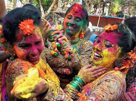 Delhi police beefs up security for Holi