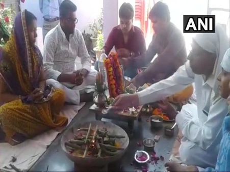<i>Havan</i> and <i>bhoj</i> held as part of last rites of a dead parrot in UP