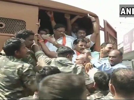 Police detains Telangana BJP members protesting against KCR's comment